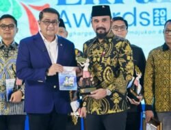 Bupati Al-Farlaky Terima Serambi Ekraf Award 2025