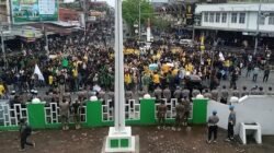 Mahasiswa Padati Simpang Pelor, Bawa Poster Kritis dan Seruan Keadilan di Depan Kantor DPRK Aceh Barat