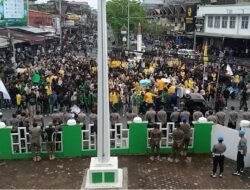 Mahasiswa Padati Simpang Pelor, Bawa Poster Kritis dan Seruan Keadilan di Depan Kantor DPRK Aceh Barat