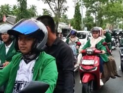 Ratusan Mahasiswa Konvoi Menuju Aksi di Simpang Pelor DPRK Aceh Barat