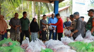 Bupati Aceh Barat Salurkan Bantuan Meugang dari Presiden untuk Warga Terdampak Banjir